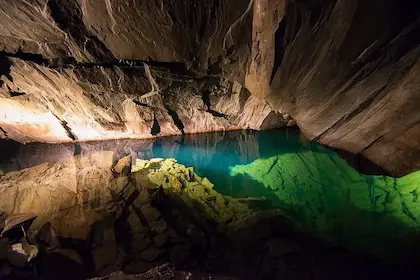 Lagon souterrain enchanteur d'Ardois'Alle aux reflets bleutés