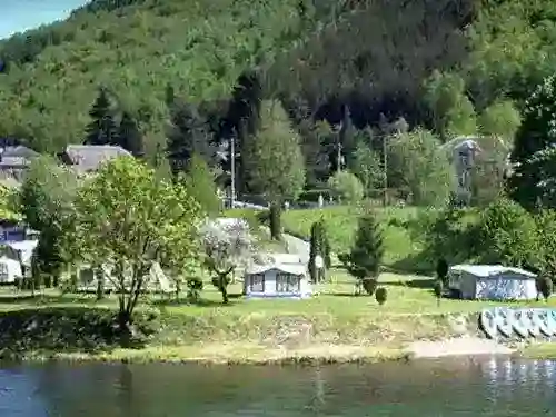 Camping au bord d'une rivière des Ardennes belges - Emplacements tentes et caravanes