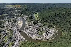 Vue sur le Château de Bouillon surplombant la Semois