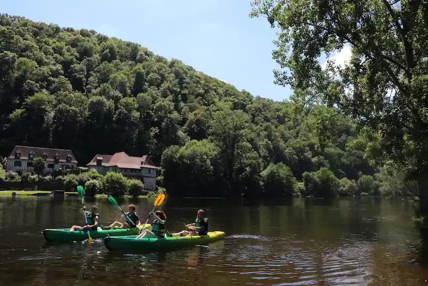 Kinder beim Kajakfahren auf der Semois