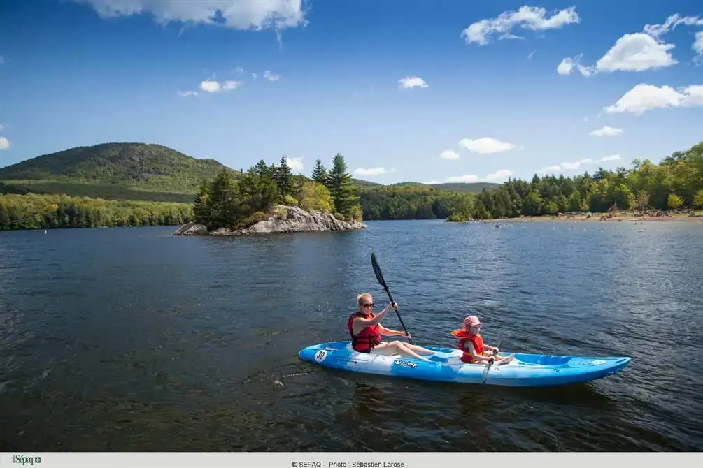 Descente en kayak in der Parc national de die Semois