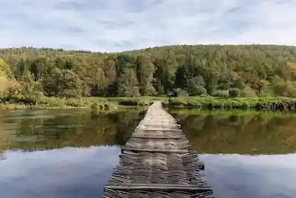 Kayak Semois – passage devant le Pont de Claies de Laforêt (80m)