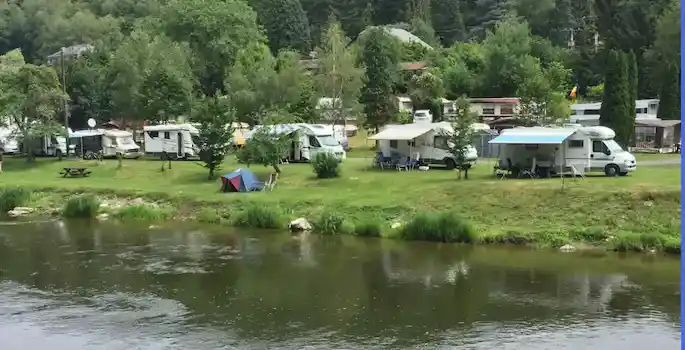 Camping en bord de rivière