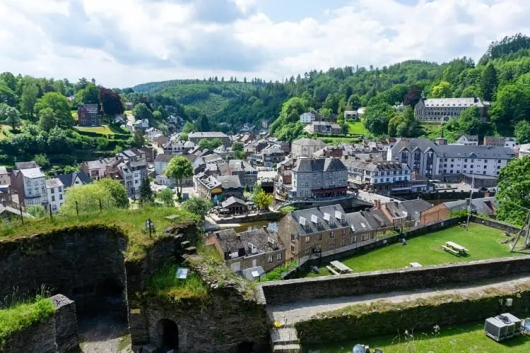 Vue panoramique de La Roche-en-Ardenne et son château