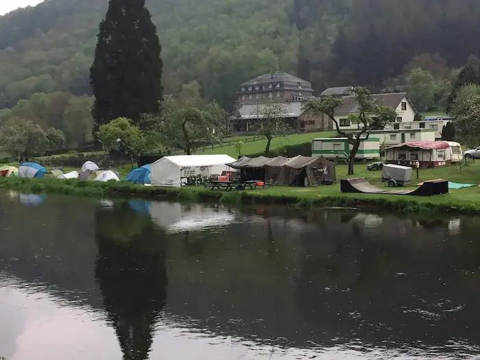 Tente au bord de la rivière Semois en Ardenne