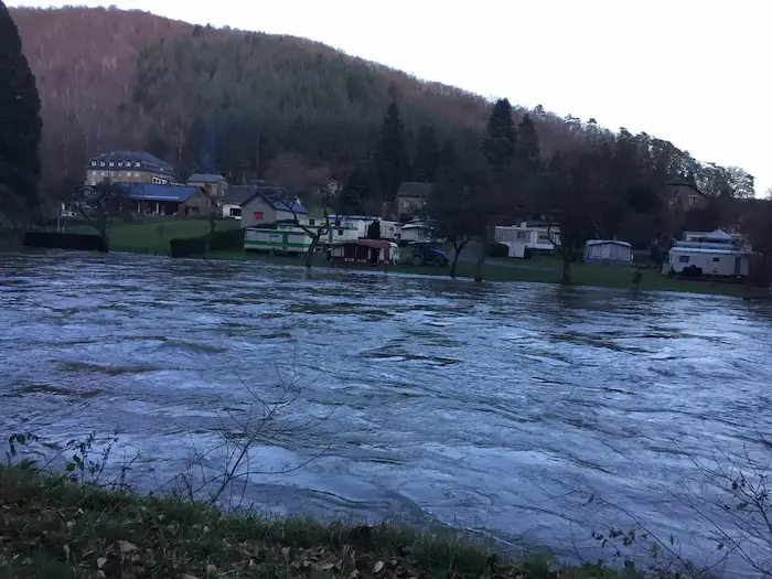 Caravane et motorhome dans un camping ardennais