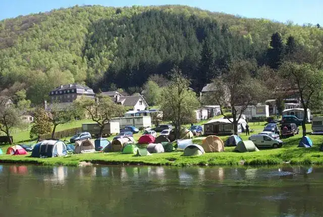 Coucher de soleil sur la Semois depuis un camping